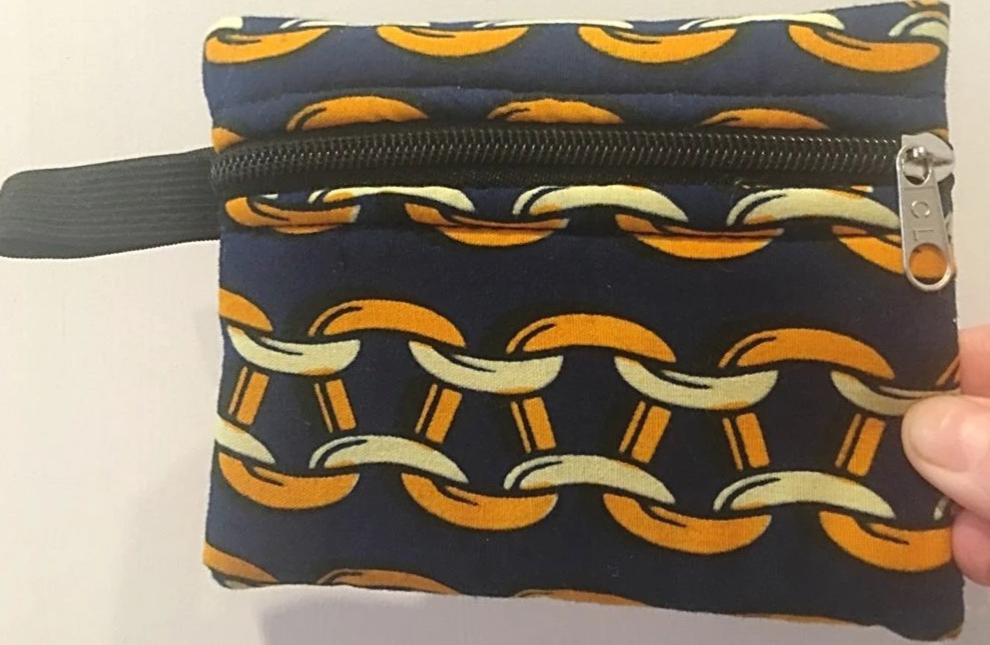 Chainlink navy blue and yellow travel purse